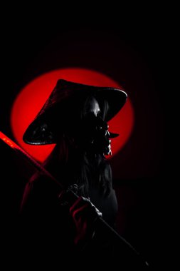 Maskeli ve geleneksel Japon başlıklı bir kadın Samuray kılıcıyla poz veriyor. Japon kültürü kavramı. Samuray. Katana.