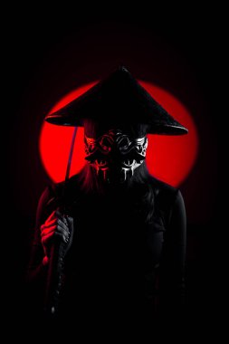 Maskeli ve geleneksel Japon başlıklı bir kadın Samuray kılıcıyla poz veriyor. Japon kültürü kavramı. Samuray. Katana.