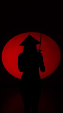 Maskeli ve geleneksel Japon başlıklı bir kadın Samuray kılıcıyla poz veriyor. Japon kültürü kavramı. Samuray. Katana.
