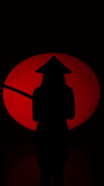Maskeli ve geleneksel Japon başlıklı bir kadın Samuray kılıcıyla poz veriyor. Japon kültürü kavramı. Samuray. Katana.
