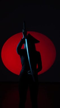 Maskeli ve geleneksel Japon başlıklı bir kadın Samuray kılıcıyla poz veriyor. Japon kültürü kavramı. Samuray. Katana.