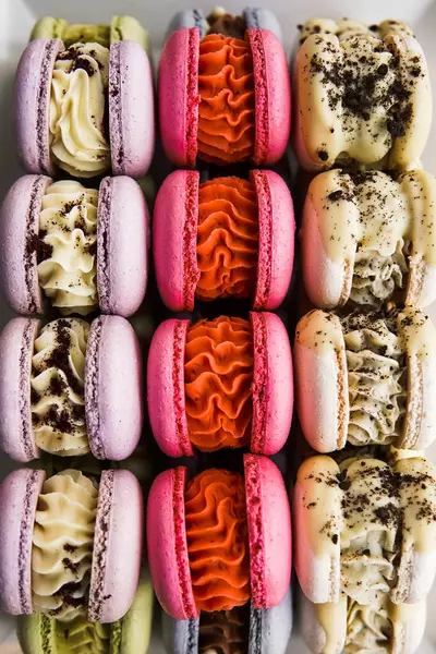 Renkli makaronlar tezgahta. Makarnalar yakın plan. Dikey fotoğraf.