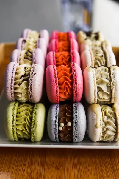 Renkli makaronlar tezgahta. Makarnalar yakın plan. Dikey fotoğraf.