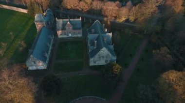 Elewijt Şatosu Zemst, Belçika. Belçika 'da ortaçağ şatosu. İnsansız hava aracı görüntüleri 4k