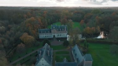 Elewijt Şatosu Zemst, Belçika. Belçika 'da ortaçağ şatosu. İnsansız hava aracı görüntüleri 4k