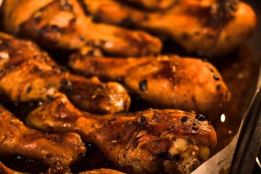 Baharat ve otlarla fırında pişirilmiş tavuk budu. Izgara tavuk eti.