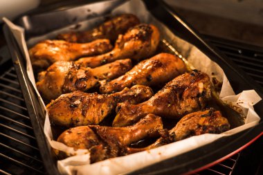 Baharat ve otlarla fırında pişirilmiş tavuk budu. Izgara tavuk eti.