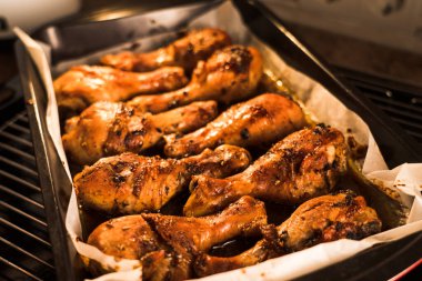 Baharat ve otlarla fırında pişirilmiş tavuk budu. Izgara tavuk eti.