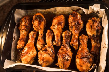 Baharat ve otlarla fırında pişirilmiş tavuk budu. Izgara tavuk eti.