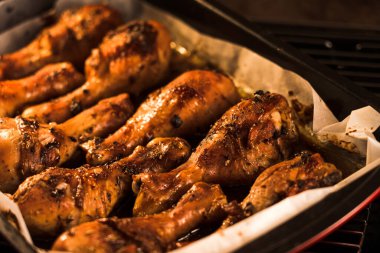 Baharat ve otlarla fırında pişirilmiş tavuk budu. Izgara tavuk eti.