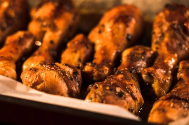Baharat ve otlarla fırında pişirilmiş tavuk budu. Izgara tavuk eti.