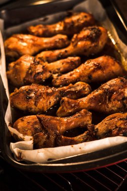 Baharat ve otlarla fırında pişirilmiş tavuk budu. Izgara tavuk eti.