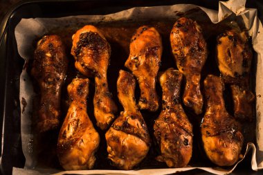 Baharat ve otlarla fırında pişirilmiş tavuk budu. Izgara tavuk eti.