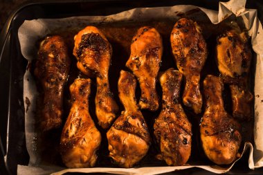 Baharat ve otlarla fırında pişirilmiş tavuk budu. Izgara tavuk eti.