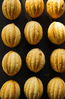 Siyah arkaplanda Oreshek kurabiyeleri. Tatlı. Geçmişinde fındık kurabiyeleri.