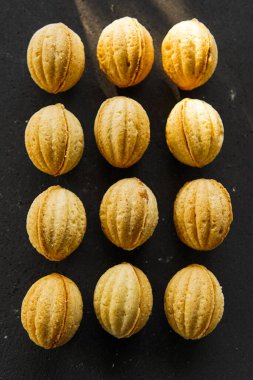 Siyah arkaplanda Oreshek kurabiyeleri. Tatlı. Geçmişinde fındık kurabiyeleri.