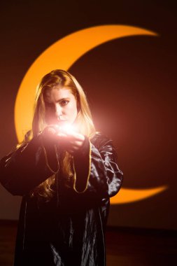 Büyülü Asa ile Büyü Yapan Cadı. Kızıl saçlı bir cadının portresi. Büyücülük ve büyü kavramı.