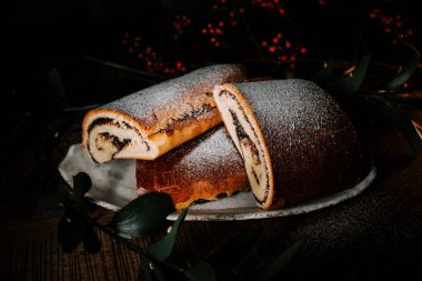 Hoş Poppy Roll ve Strudel Bayram Dekorasyonlarıyla çevrili bir Yeni Yıl Masasında sergilendi