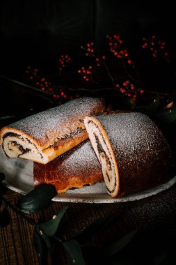 Hoş Poppy Roll ve Strudel Bayram Dekorasyonlarıyla çevrili bir Yeni Yıl Masasında sergilendi