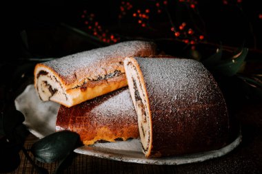 Hoş Poppy Roll ve Strudel Bayram Dekorasyonlarıyla çevrili bir Yeni Yıl Masasında sergilendi