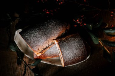 Hoş Poppy Roll ve Strudel Bayram Dekorasyonlarıyla çevrili bir Yeni Yıl Masasında sergilendi