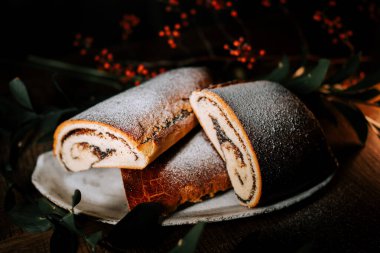 Hoş Poppy Roll ve Strudel Bayram Dekorasyonlarıyla çevrili bir Yeni Yıl Masasında sergilendi