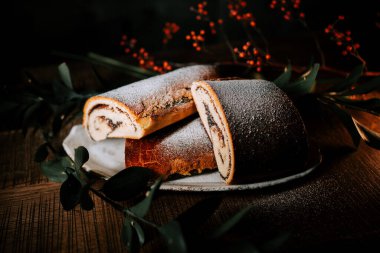 Hoş Poppy Roll ve Strudel Bayram Dekorasyonlarıyla çevrili bir Yeni Yıl Masasında sergilendi