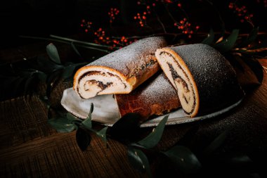 Hoş Poppy Roll ve Strudel Bayram Dekorasyonlarıyla çevrili bir Yeni Yıl Masasında sergilendi