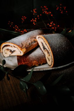 Hoş Poppy Roll ve Strudel Bayram Dekorasyonlarıyla çevrili bir Yeni Yıl Masasında sergilendi