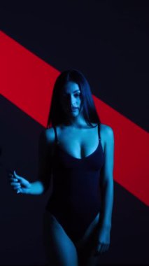 Neon ışıkta poz veren BDSM maskeli seksi kadın. BDSM konsepti. Sevgililer Günü. Kedi Kadın. Dikey video