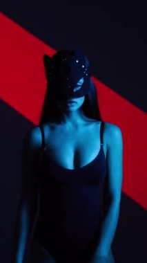 Kelepçeli Kedi Maskeli Seksi Kadın BDSM Biçimlendirmesini Canlı Bir Neon Arkaplan Karşısında Gösteriyor