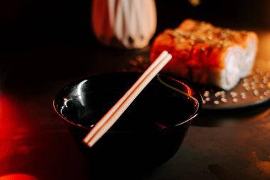 Zıt Renkler ve Dokularla Zarif Koyu Yüzeyde Taze Suşi Yuvarlamaları Gösterildi