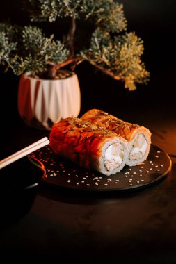 Zıt Renkler ve Dokularla Zarif Koyu Yüzeyde Taze Suşi Yuvarlamaları Gösterildi