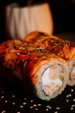 Zıt Renkler ve Dokularla Zarif Koyu Yüzeyde Taze Suşi Yuvarlamaları Gösterildi