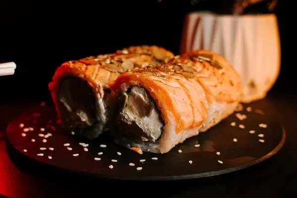 Zıt Renkler ve Dokularla Zarif Koyu Yüzeyde Taze Suşi Yuvarlamaları Gösterildi