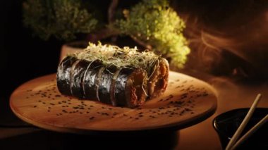 Lezzetli suşi ruloları ahşap bir tahtanın üzerinde döner. Canlı renklerde taze malzemeler sergiler.