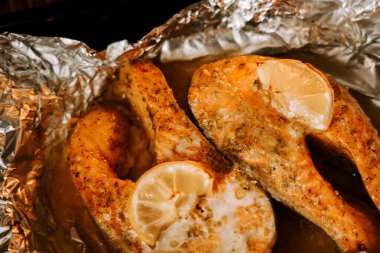 Limonlu ızgara alabalık biftek.