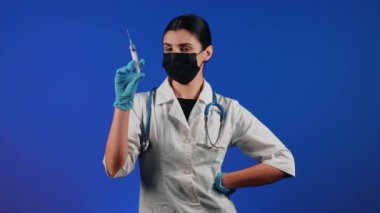 Kadın doktor elinde şırınga tutuyor. Bir sağlık çalışanının portresi. Aşı konsepti.