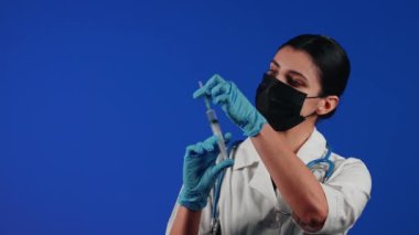 Kadın doktor elinde şırınga tutuyor. Bir sağlık çalışanının portresi. Aşı konsepti.