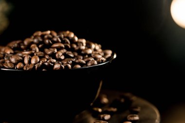 Siyah arkaplanda kahve çekirdeklerini yakından görmek zengin desen ve rengi taze kahve detaylarıyla vurgulamak.