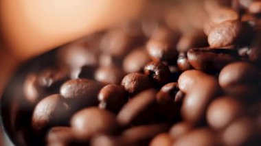 Kahve çekirdeklerinin yakın plan görüntüsü yüksek çözünürlüklü siyah arka planda zengin dokular sergiliyor.