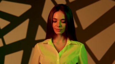 Kadın, canlı bir dijital ortamda sanal gerçeklik gözlüğü takarken büyüleyici bir teknolojiyle meşgul oluyor.