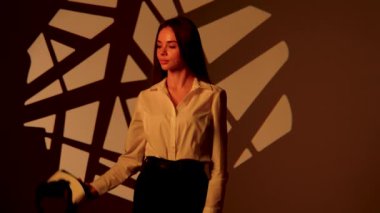 Kadın, canlı bir dijital ortamda sanal gerçeklik gözlüğü takarken büyüleyici bir teknolojiyle meşgul oluyor.