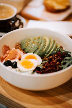 Brunch saatlerinde rahat bir kafede servis edilen lezzetli malzemeler.