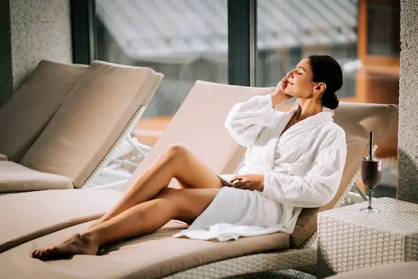 Kokteylle kaplıcada dinlenen bir kadın huzur ve gençliğin tadını çıkarıyor.