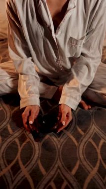 Tibet şarkı kasesi ile meditasyon yapan bir kadın huzur ve rahatlama ortamında dinlenme ve farkındalık için