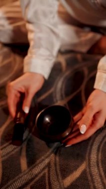 Tibet şarkı kasesi ile meditasyon yapan bir kadın huzur ve rahatlama ortamında dinlenme ve farkındalık için