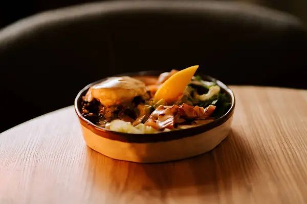 Lezzetli somon kasesi, kırmızı pirinç, avokado ve ev yapımı Sezar soslu haşlanmış yumurta.