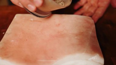 Mutfak ortamında ateşte pişen baharatlı domuz yağı.