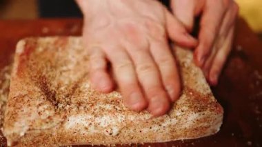 Açık ateşte baharatlı domuz yağı pişirmek geleneksel mutfak tekniklerinde lezzet ve aromayı arttırır.